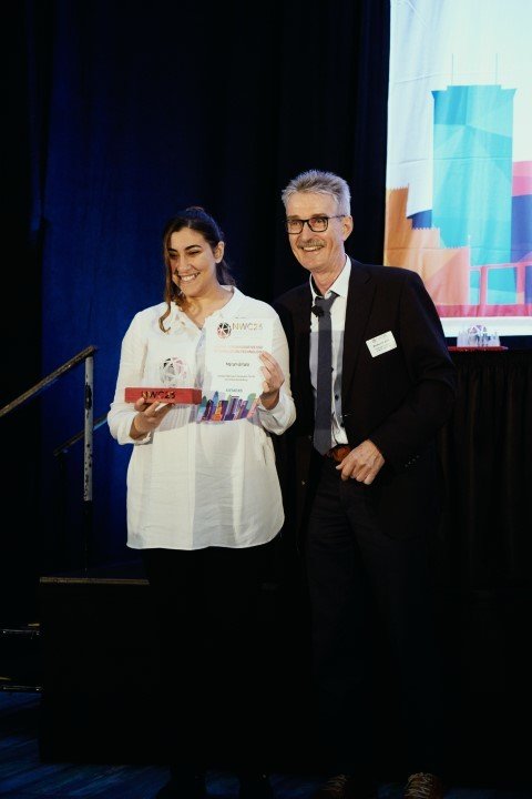 Mariam Emara receives the award for "Innovative use of Simulation Technology" at the NAFEMS World Congress 2023, from Manfred Zehn
